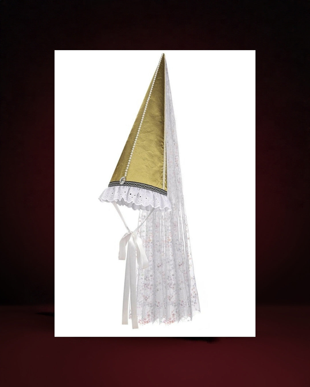 Chapeau Pointu de Sorcière avec Voile Blanc – photo premium