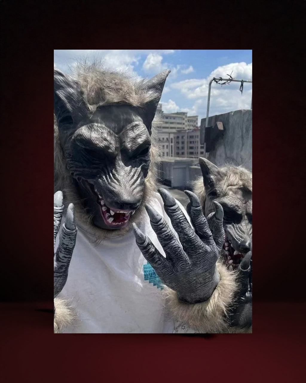 Masque Loup Effrayant avec Griffes – photo premium Panoplia